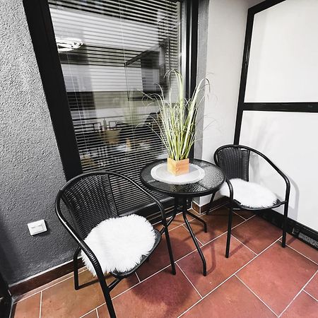 Luxe Central Studio With Pool, Parking & Ac Budapest Kültér fotó