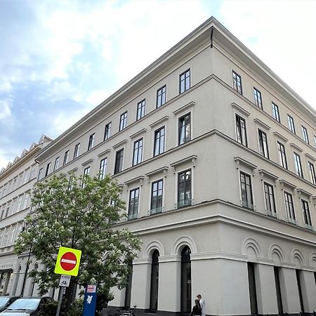 Luxe Central Studio With Pool, Parking & Ac Budapest Kültér fotó