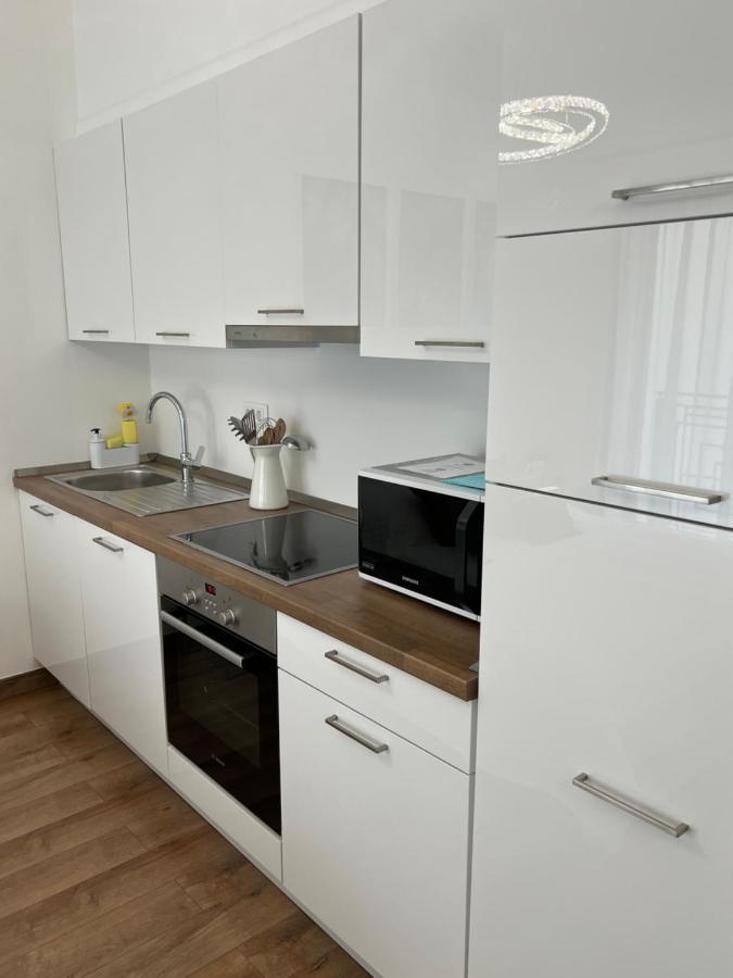 Luxe Central Studio With Pool, Parking & Ac Budapest Kültér fotó