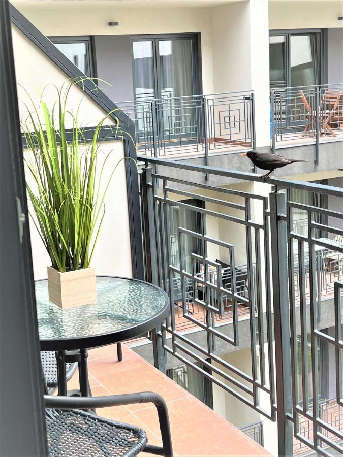 Luxe Central Studio With Pool, Parking & Ac Budapest Kültér fotó