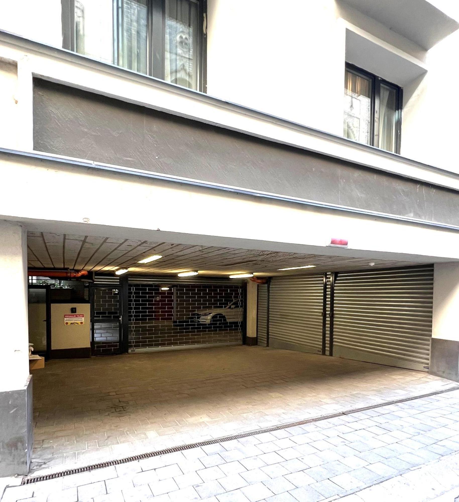 Luxe Central Studio With Pool, Parking & Ac Budapest Kültér fotó