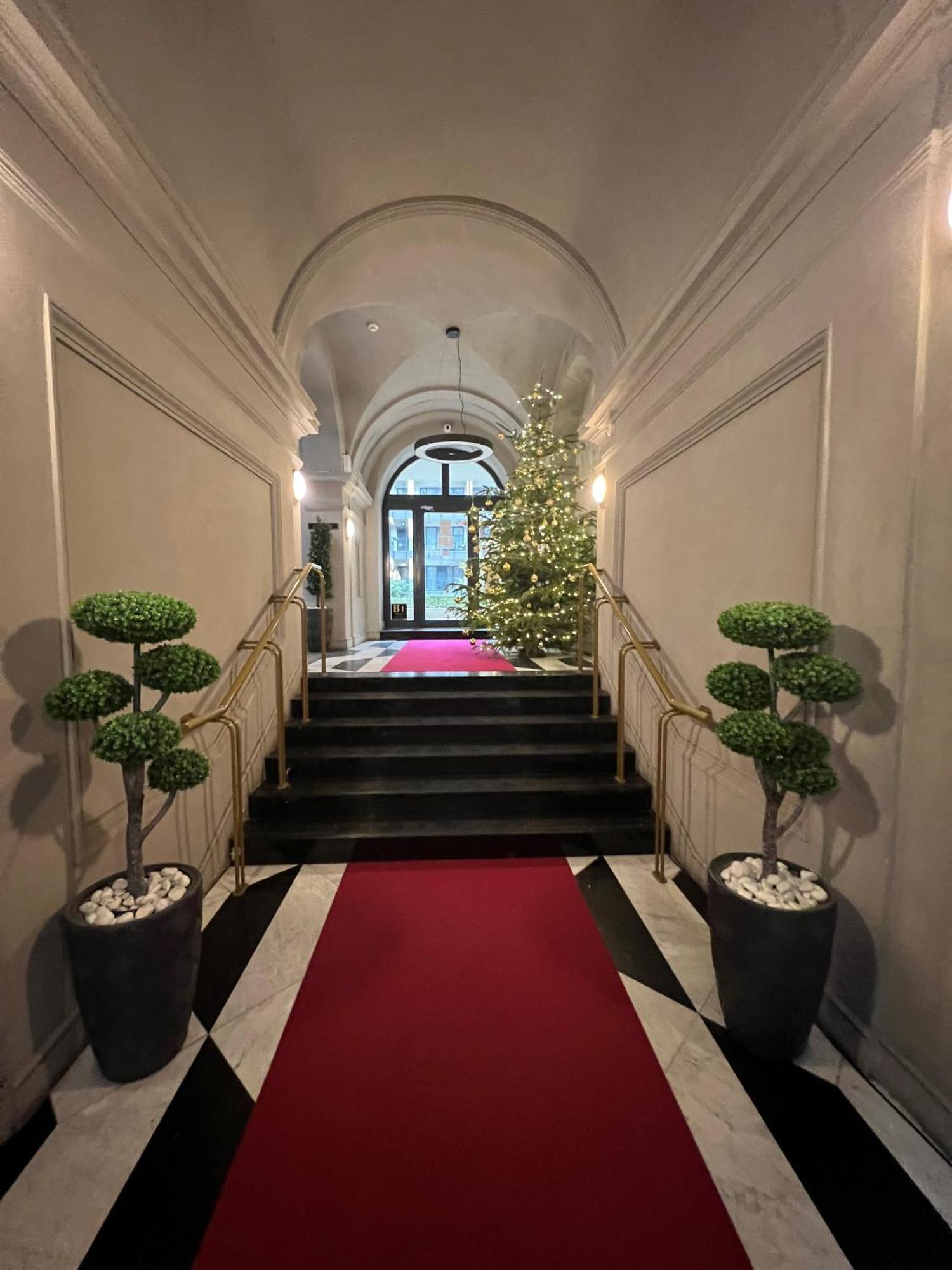 Luxe Central Studio With Pool, Parking & Ac Budapest Kültér fotó