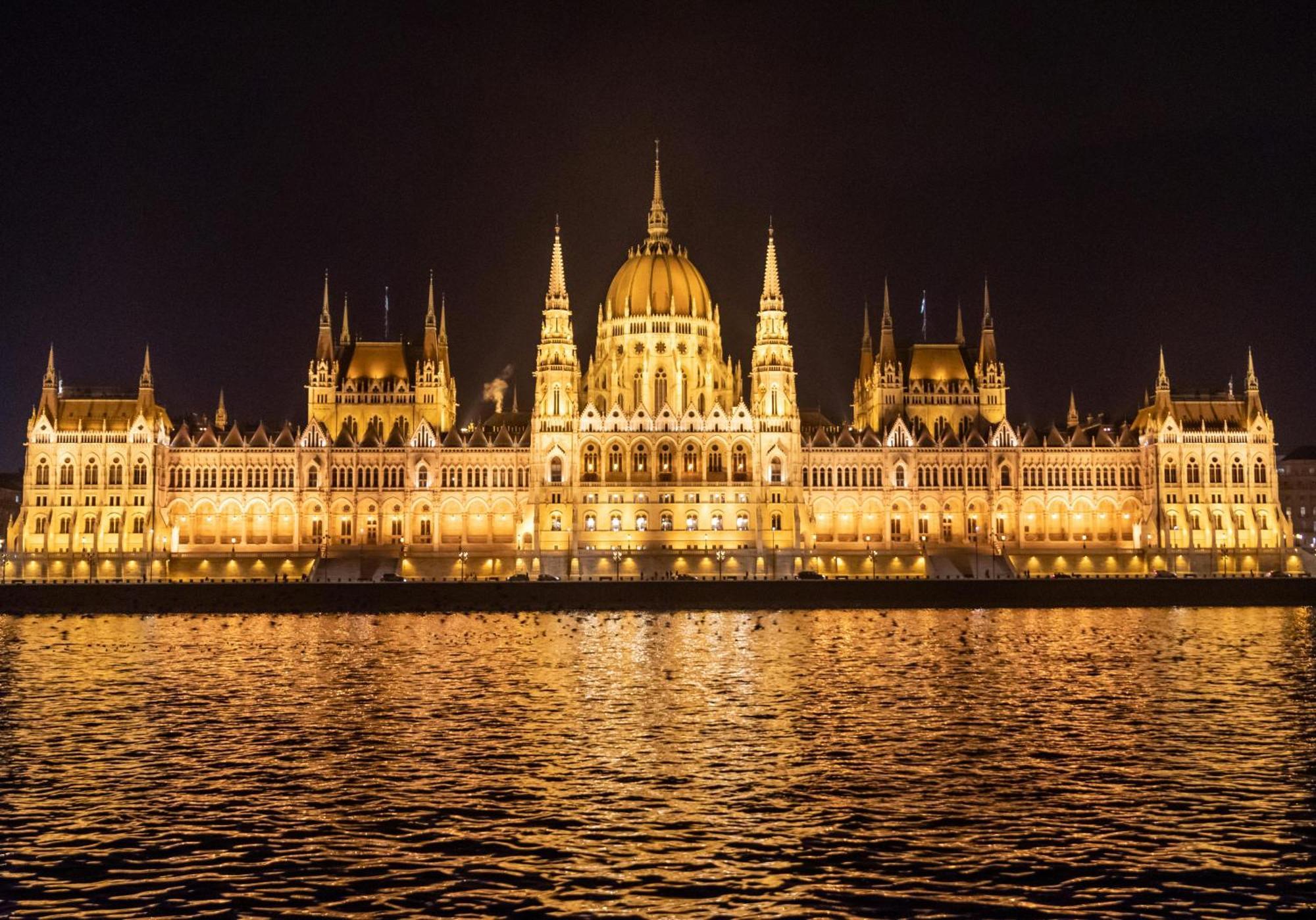 Luxe Central Studio With Pool, Parking & Ac Budapest Kültér fotó