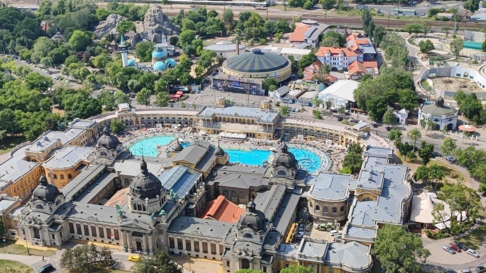 Luxe Central Studio With Pool, Parking & Ac Budapest Kültér fotó