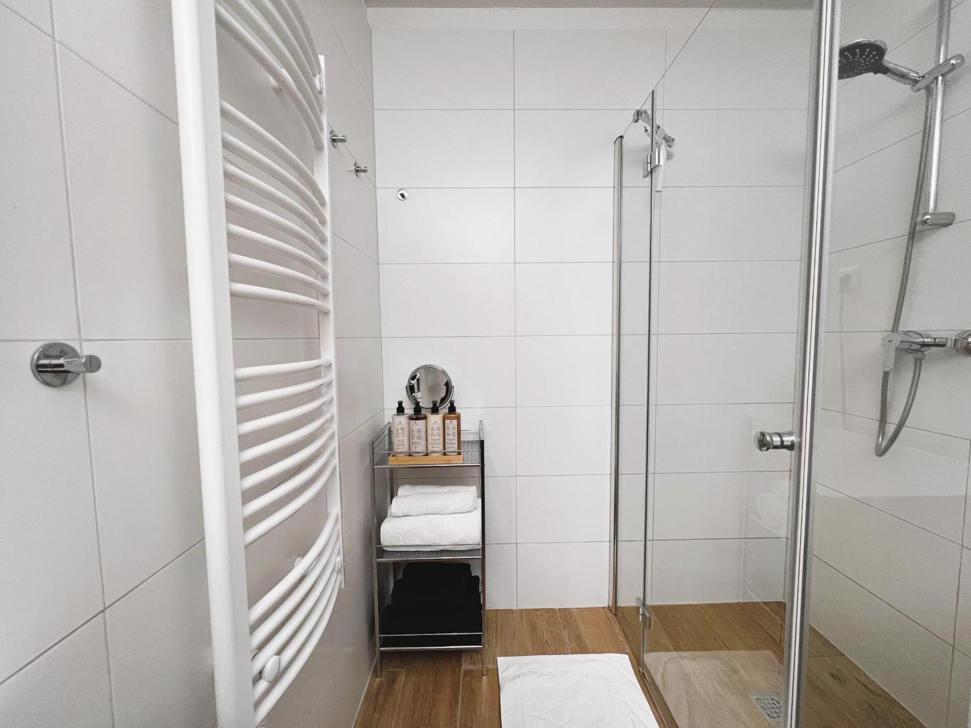 Luxe Central Studio With Pool, Parking & Ac Budapest Kültér fotó