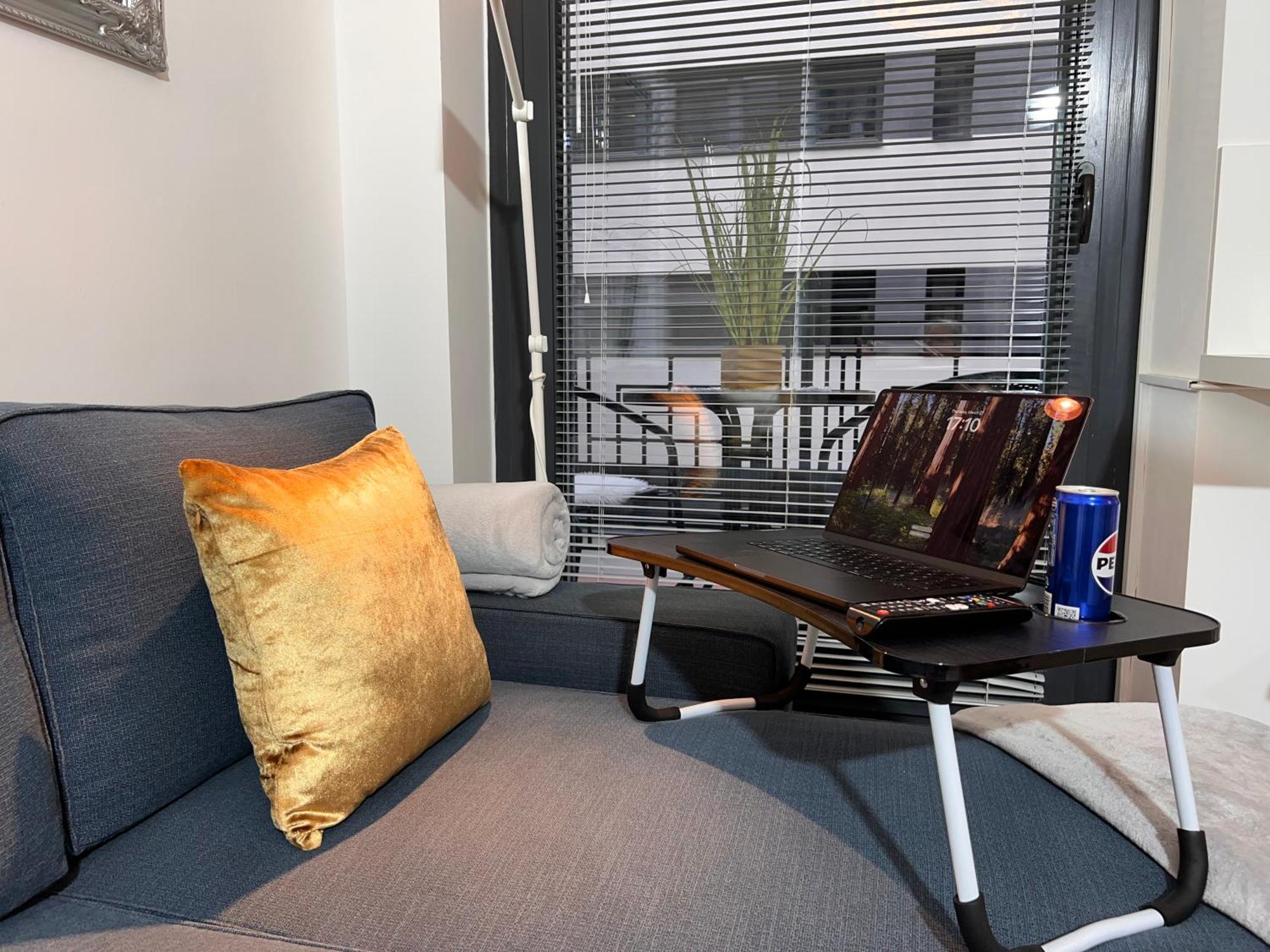 Luxe Central Studio With Pool, Parking & Ac Budapest Kültér fotó