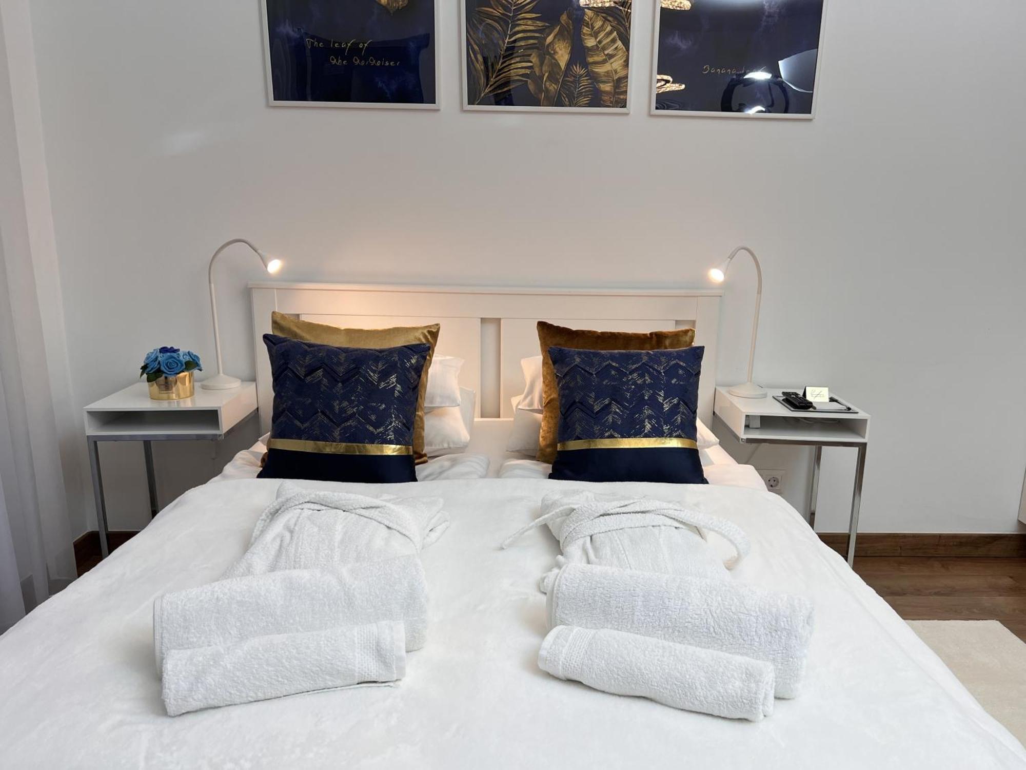 Luxe Central Studio With Pool, Parking & Ac Budapest Kültér fotó