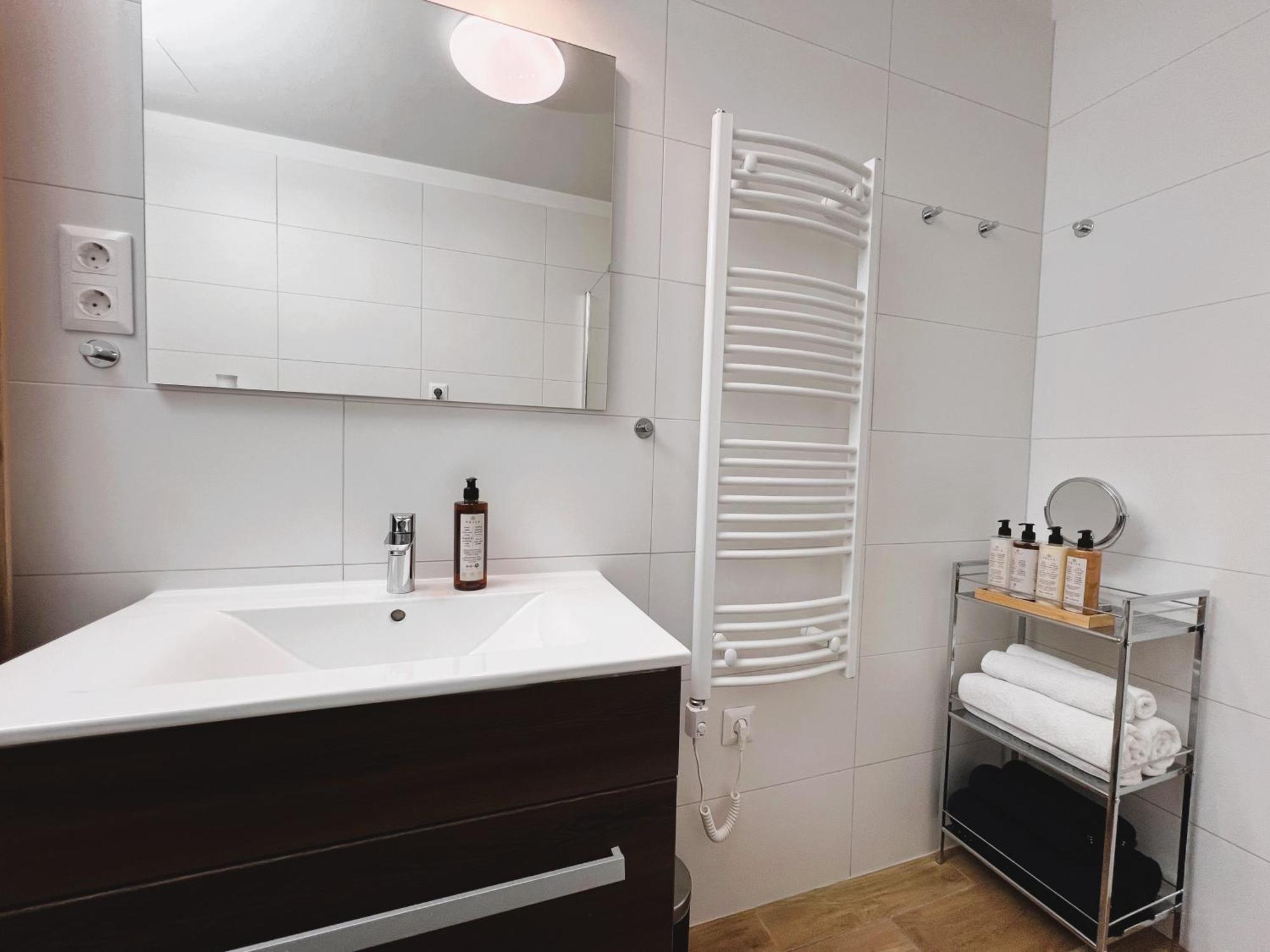 Luxe Central Studio With Pool, Parking & Ac Budapest Kültér fotó