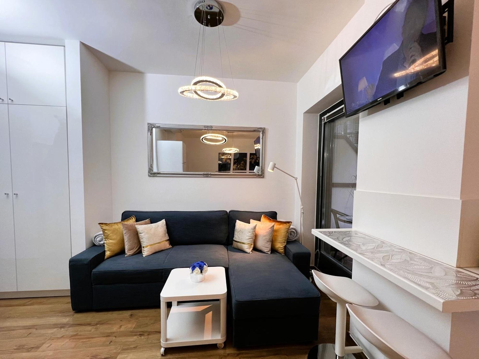 Luxe Central Studio With Pool, Parking & Ac Budapest Kültér fotó