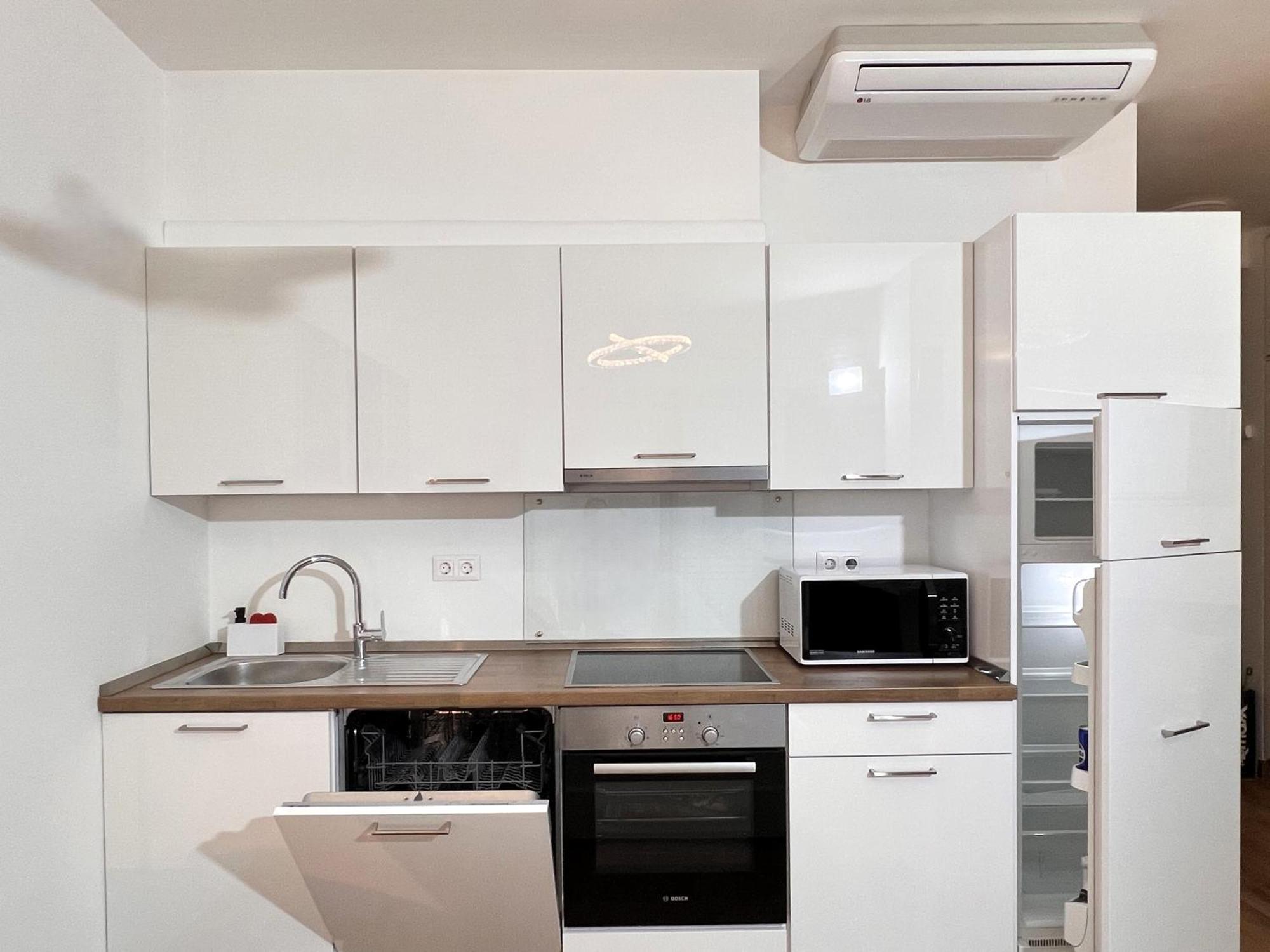 Luxe Central Studio With Pool, Parking & Ac Budapest Kültér fotó