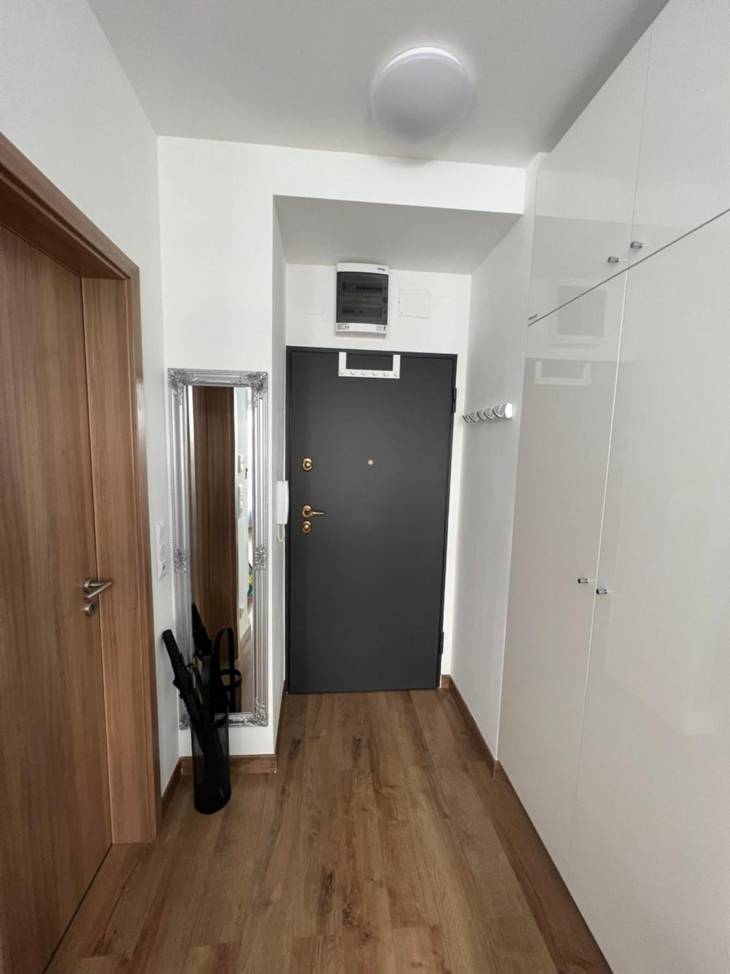 Luxe Central Studio With Pool, Parking & Ac Budapest Kültér fotó