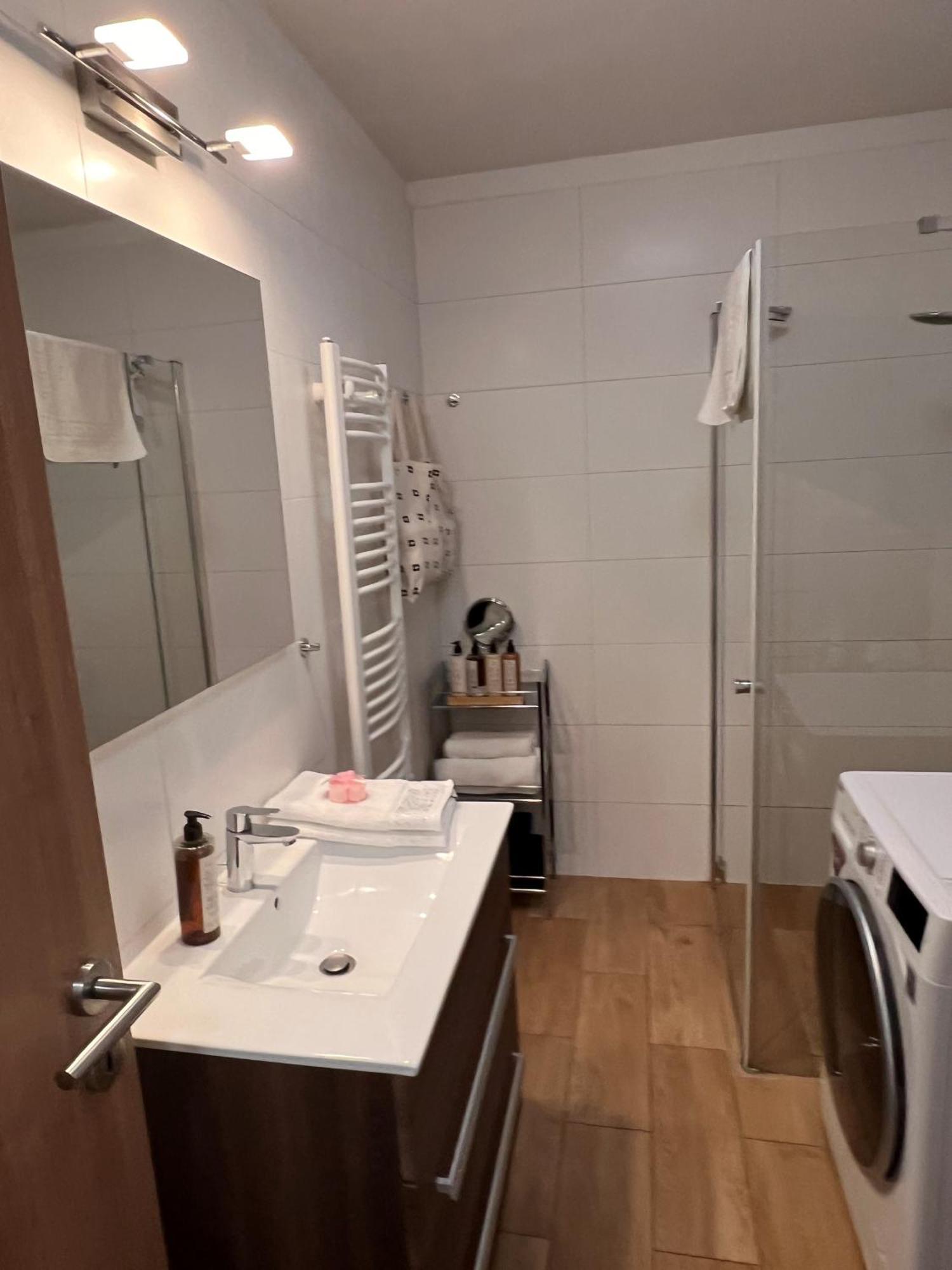Luxe Central Studio With Pool, Parking & Ac Budapest Kültér fotó